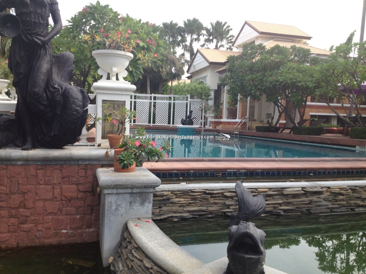 House Ladawan with Big Garden just 10 minutes to Airport. House Ladawan with Big Garden just 10 minutes to Airport.