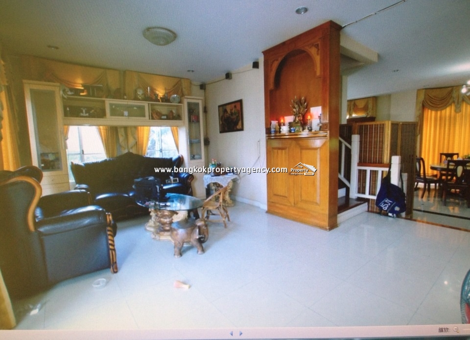 House Ladawan with Big Garden just 10 minutes to Airport. House Ladawan with Big Garden just 10 minutes to Airport.