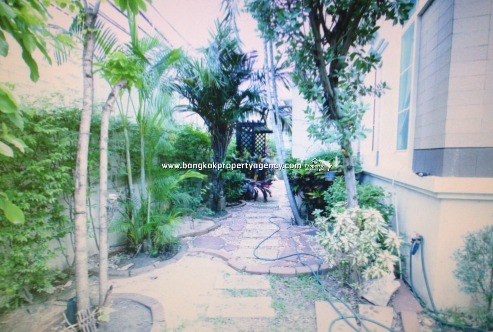 House Ladawan with Big Garden just 10 minutes to Airport.