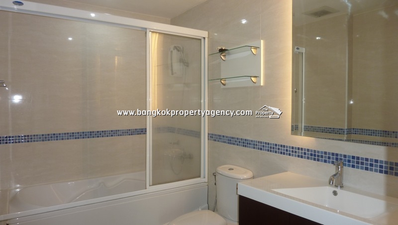 Life@Sukhumvit 65: 2 bed 67 sqm well decorated condo with bathtub 