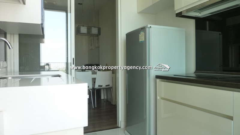 The Room Sukhumvit 62: 1 bed condo on high floor, well decorated next to BTS