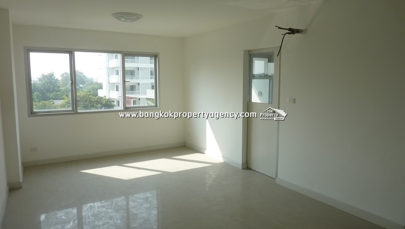 Condo One Thonglor: 30 sqm unfurnished studio room, mid floor