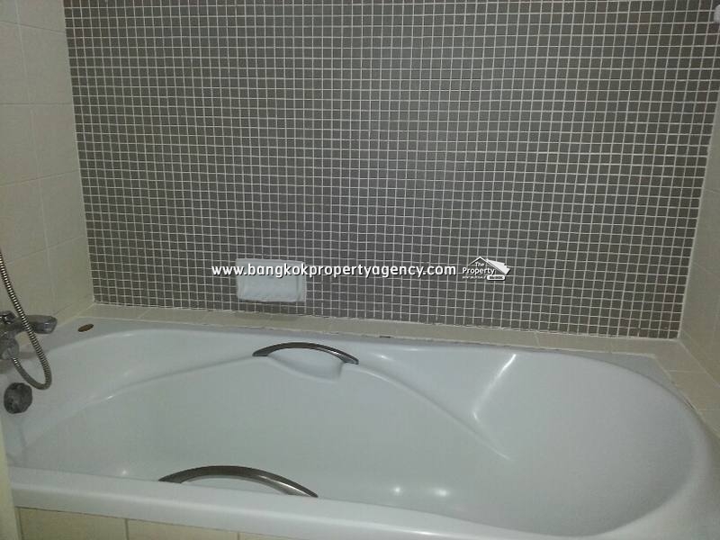 Sukhumvit Serviced Appt: 2 bed 80 sqm with bathtub close to BTS, Short term. 