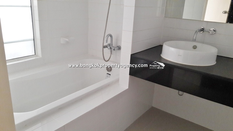 Ideo Sathorn-Taksin: 1Bed 35 sqm fully furnished corner unit with bathtub