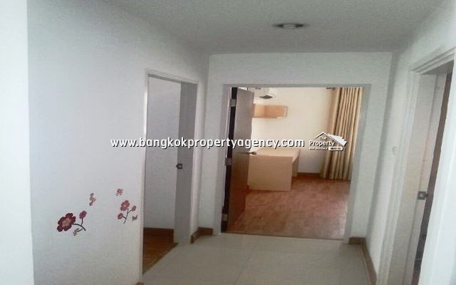 Ivy Ratchada: 2 bed 66 sqm fully furnished corner unit with pool view