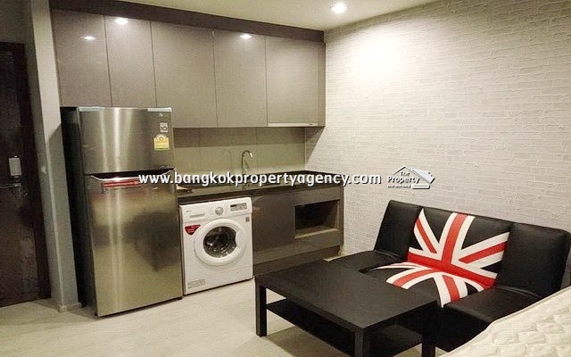 Rhythm Asoke 1: New 22 sqm fully furnished studio with pool view