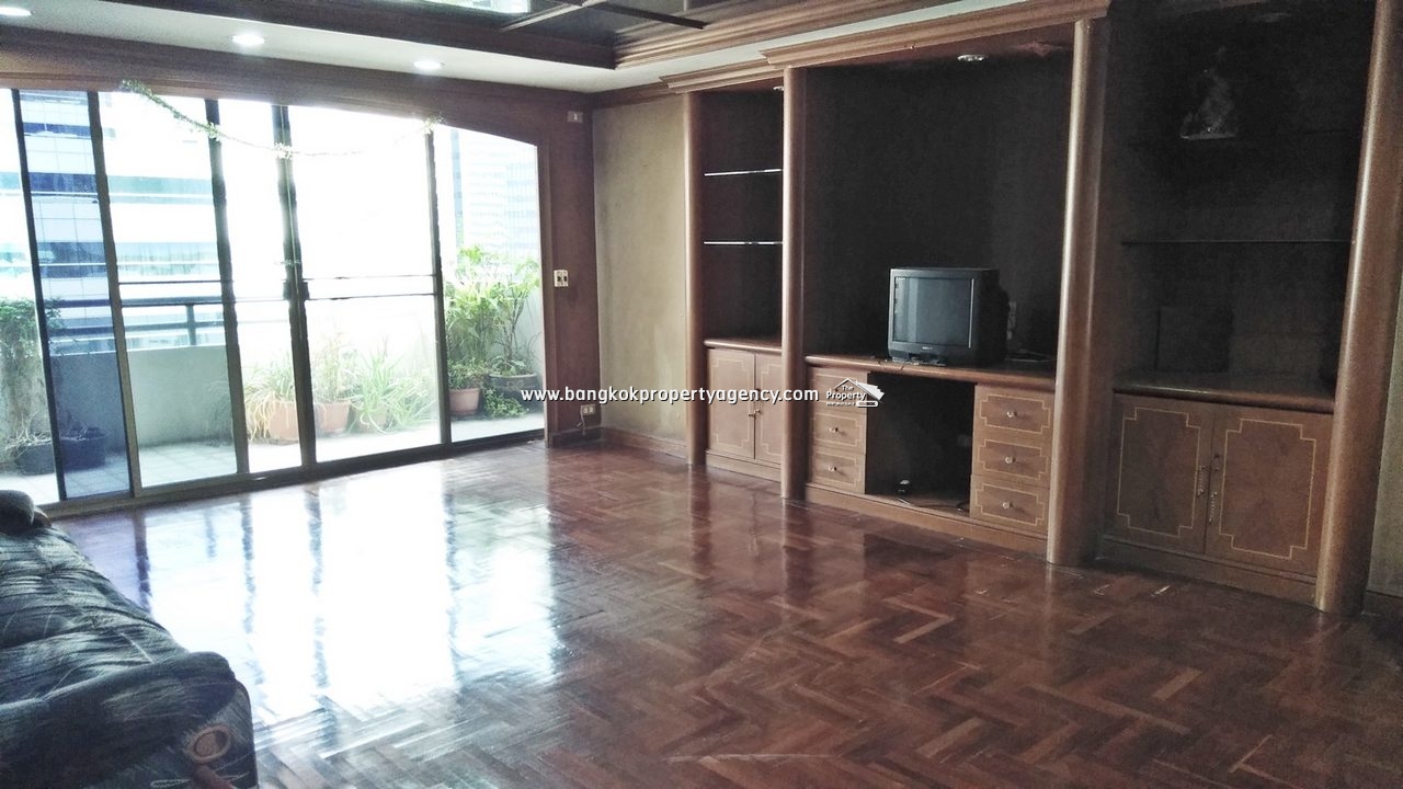 Watthana Heights Asoke: 5 bed/4 bed 336 sqm condo on high floor/close to BTS