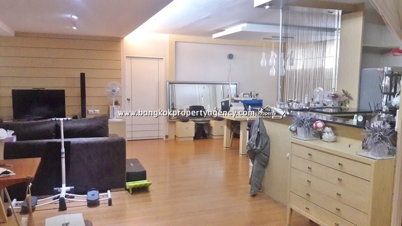 Tree Condo Sukhumvit 52: Penthouse on top floor well decorated